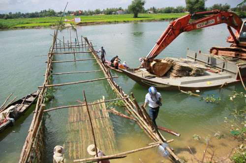 Tuyến[-]đập[-]bổi[-]trên[-]sông[-]Vĩnh[-]Điện[-]đang[-]được[-]thi[-]công[-]để[-]ngăn[-]mặn